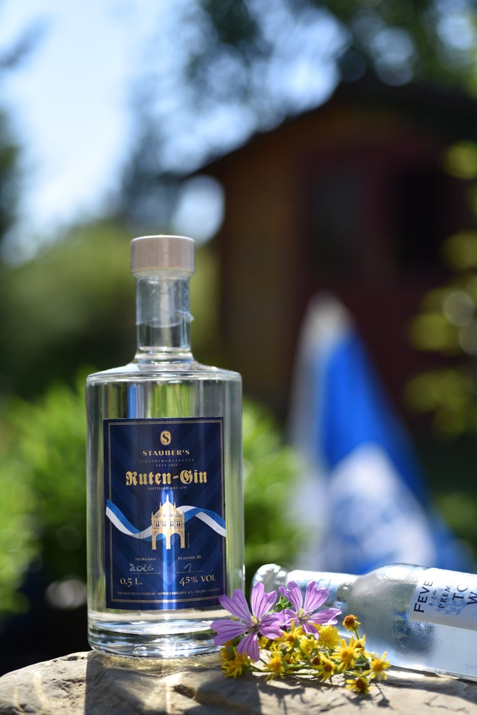 Stauber's Ruten-Gin, Jahrgang 2026, mit Rutenfest-Fähnchen im Hintergrund